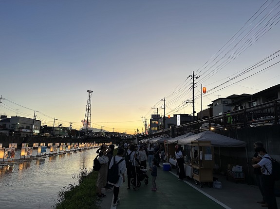 流灯まつり前日・夜のマチナカリビングの画像1