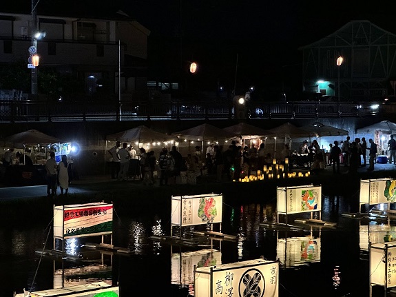 静かに佇む流灯を楽しむ平日の夜の画像2