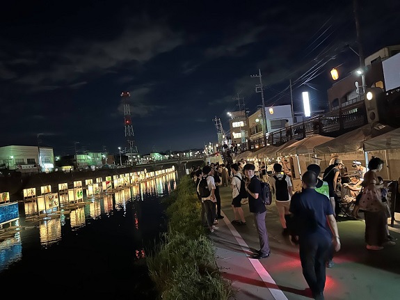 静かに佇む流灯を楽しむ平日の夜の画像6