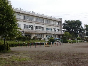 夏の泉小学校　校舎