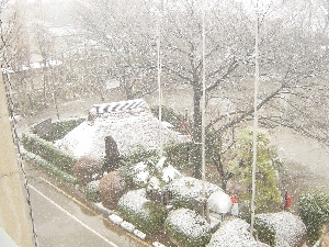 雪の中の古代住居