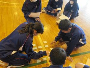 1年生の国語の授業風景　百人一首大会