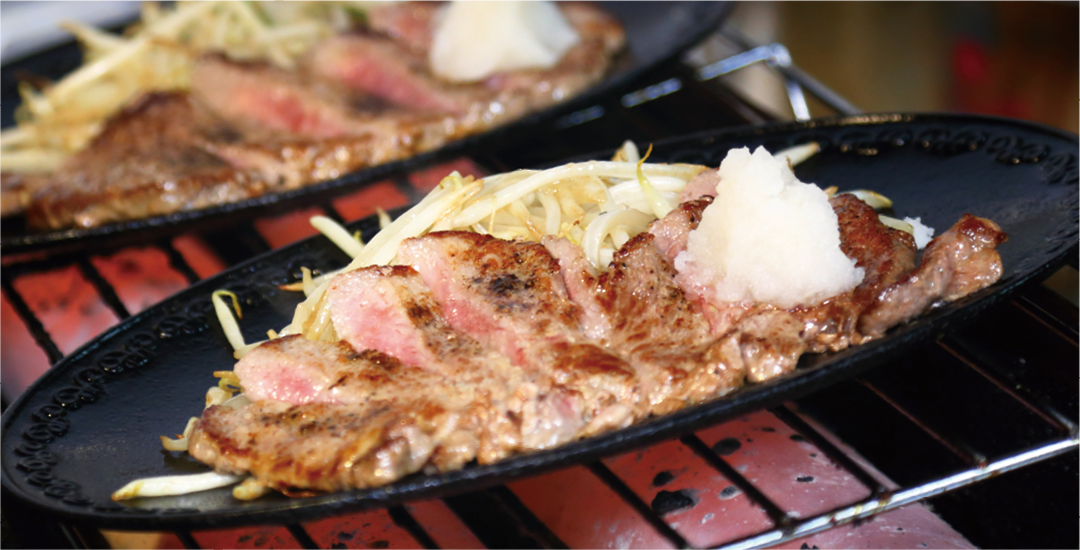 熱々の鉄板でいただくステーキ定食の画像