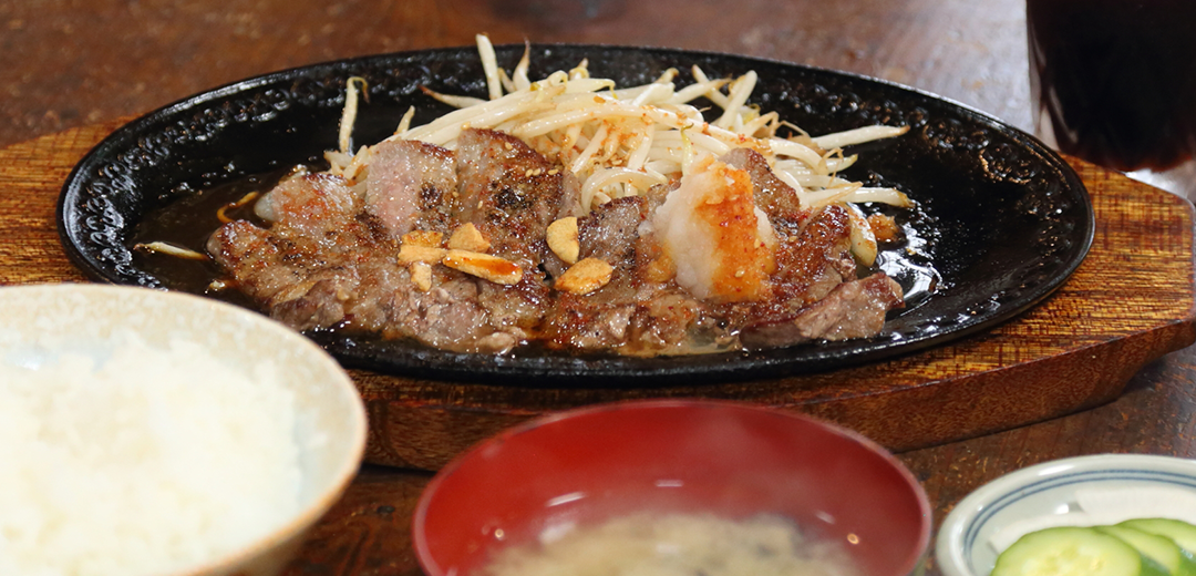 【写真】名物のステーキ定食。の画像