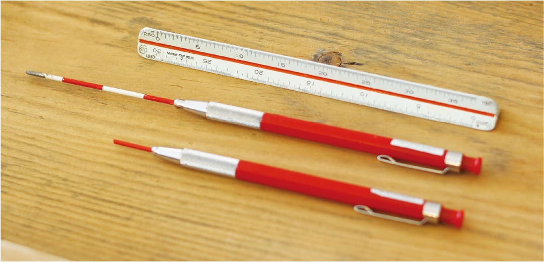 相棒の赤鉛筆のほか、測量で使う目印（ピンポールと呼ばれる）は「uni」のシャープペンシルに入れて愛用の画像