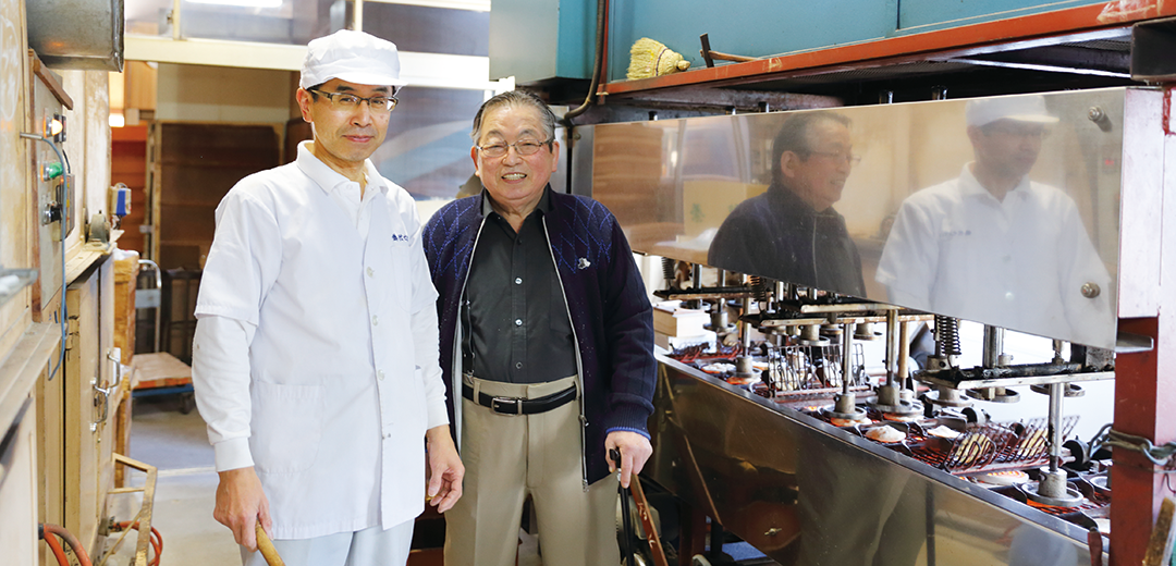 40 年間煎餅づくりを共にしてきた勝男さんと義明さん（左）。の画像