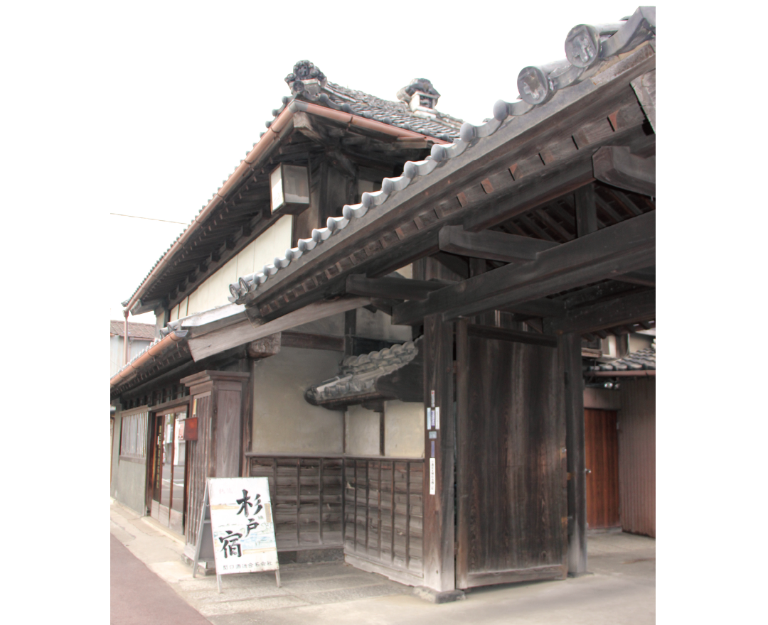 の関口酒造外観とオリジナル銘柄「杉戸宿」の看板