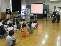 図書バック贈呈式の様子