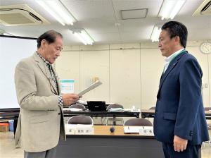 報告書を会長から町長へ手渡ししました。