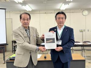 提出された報告書