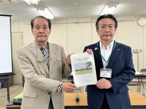 会長から町長へ意見書を手渡しました。