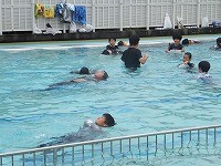 着衣泳の様子