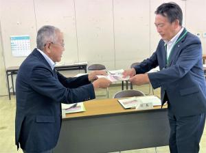 委員長から町長へ意見書の提出