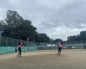 女子ソフトテニスの試合の様子
