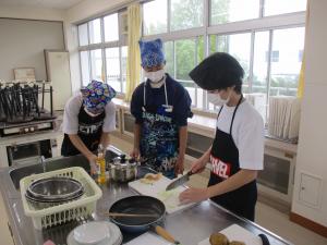 調理実習の様子①