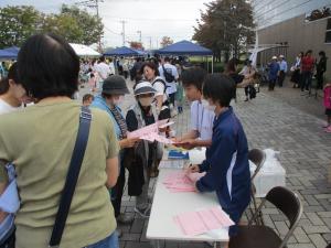 来場者にパンフレット配布