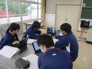 東中の生徒が画面越しに話をしています