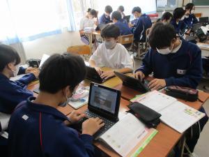 タブレットを活用し、意見交換をします。