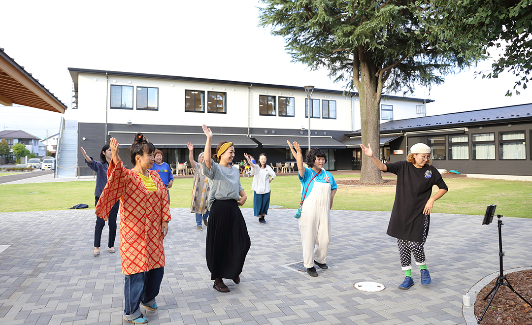 盆踊りイベントのために、振りをレクチャーする明星さん