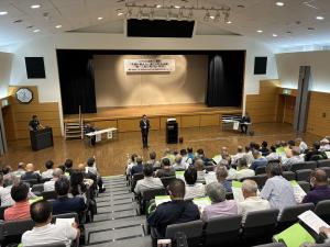 講演会開会時の町長あいさつの様子