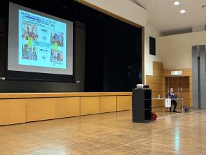 講演する稲田氏