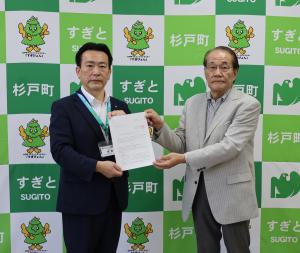 後期基本計画（案）についての答申書を渡す様子。