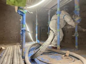 焼却炉内の耐火材吹付作業