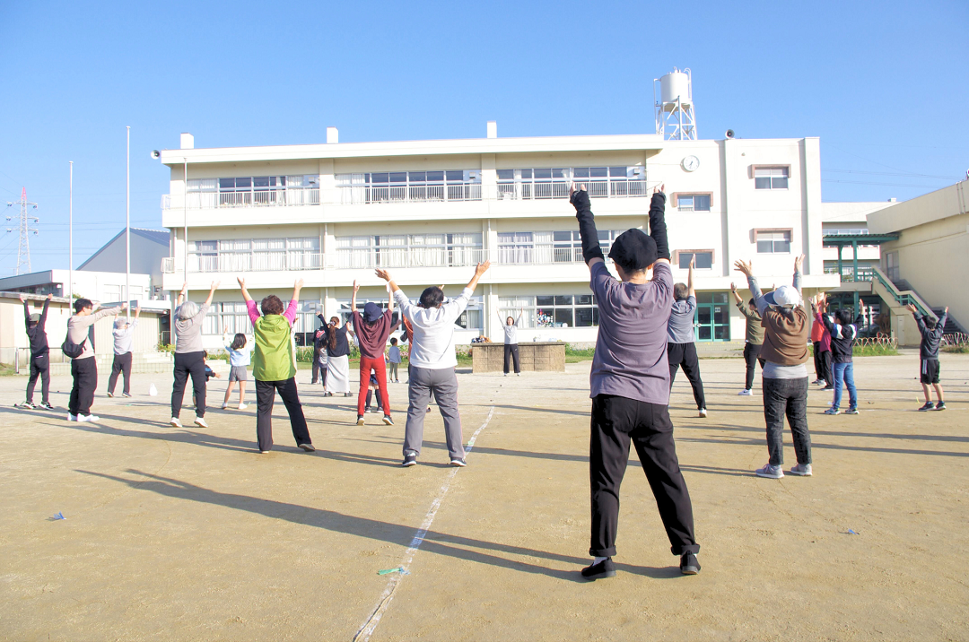 ラジオ体操に参加する近隣住民。20名ほど集まりました。