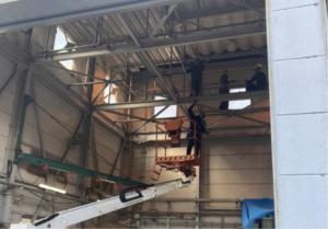 高所場での照明交換の様子