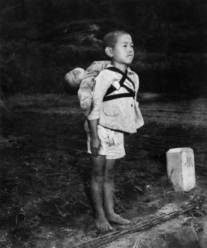 焼き場に立つ少年