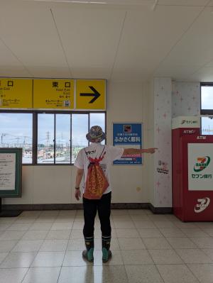 東口へ