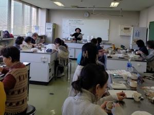 参加者に説明する講師の画像