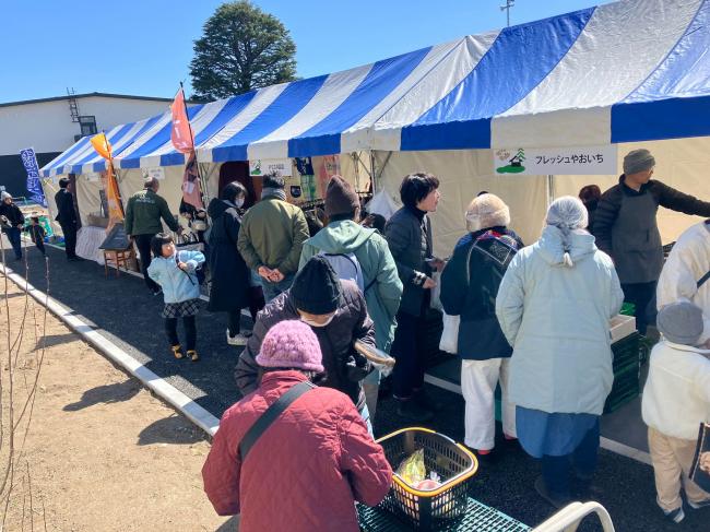 園路にぐるりと並ぶ商店