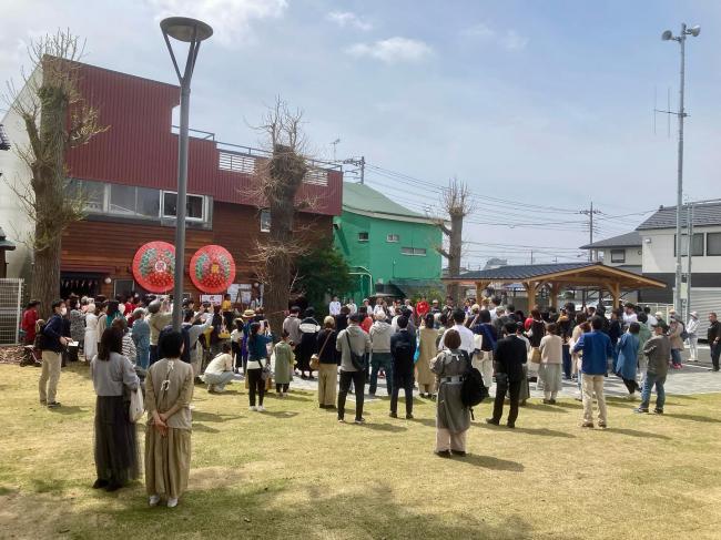 多くの人が祝福しています